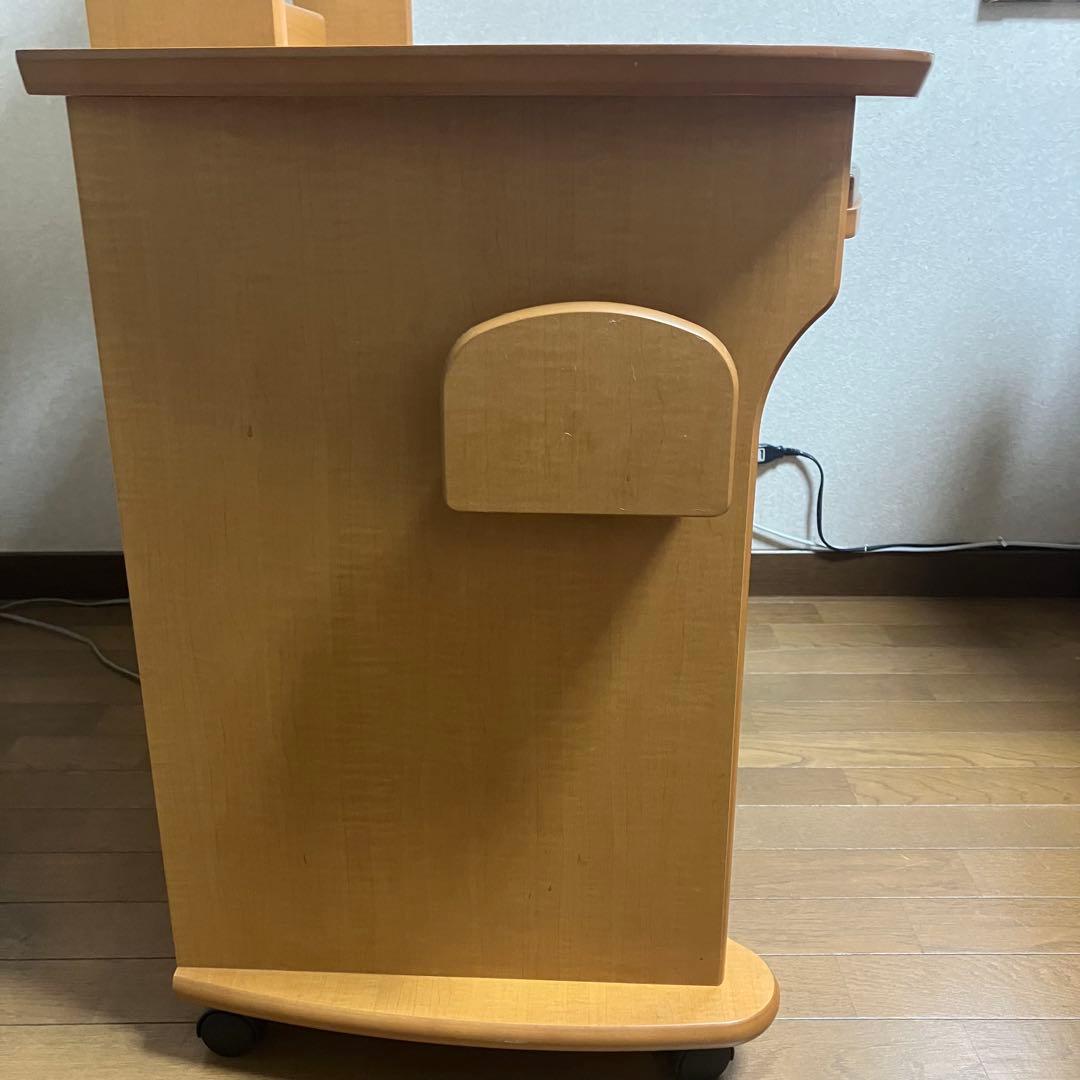 富士ファニチア　丸いフォルムのかわいいパソコンデスク