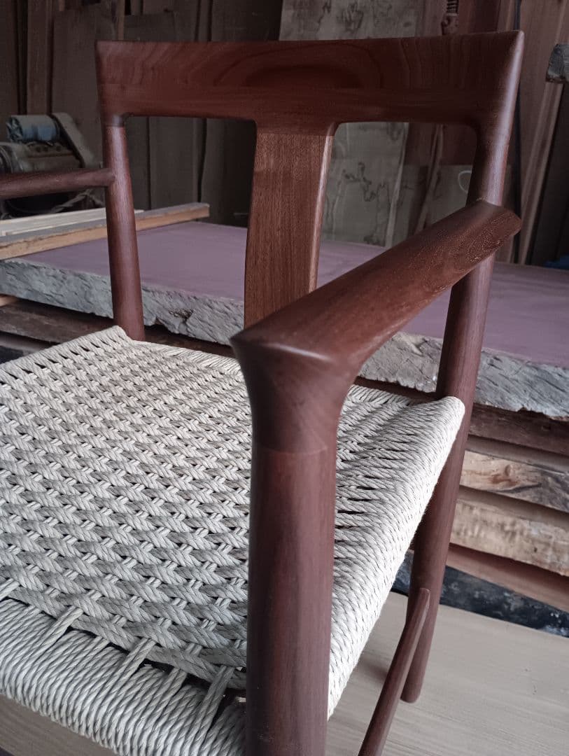 ウォールナットのアームチェア　家具職人手作り
