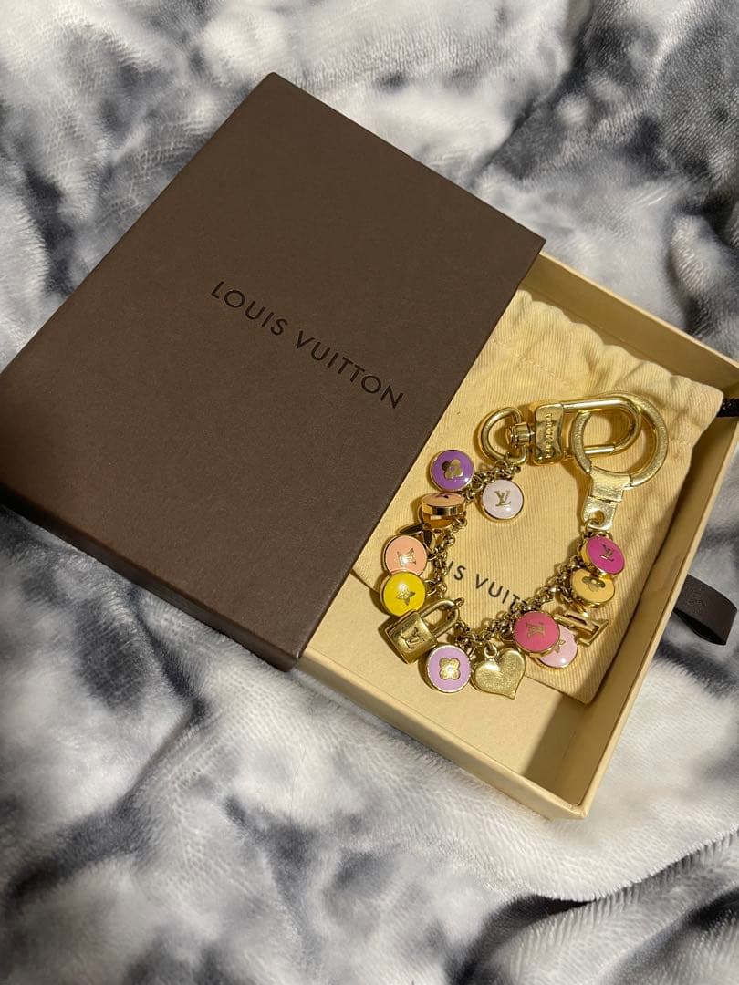 LOUIS VUITTON ロゴチャームキーホルダー
