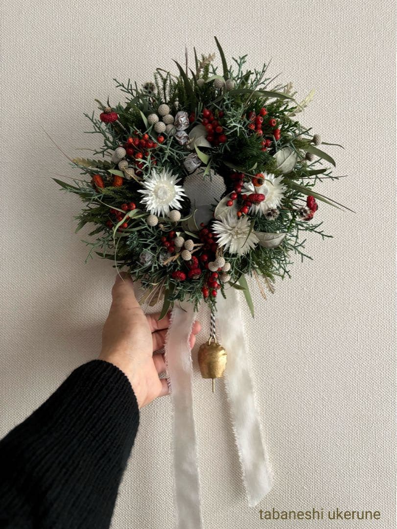シンカルファとローズヒップや野バラを紡いだ　リネンタッセル付き　クリスマスリース