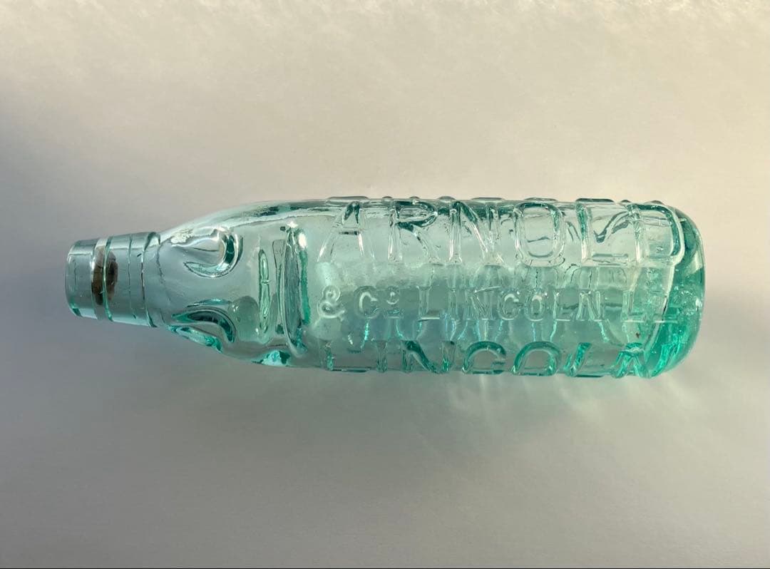 英国製　ビンテージガラス瓶　エンボス入りガラス瓶