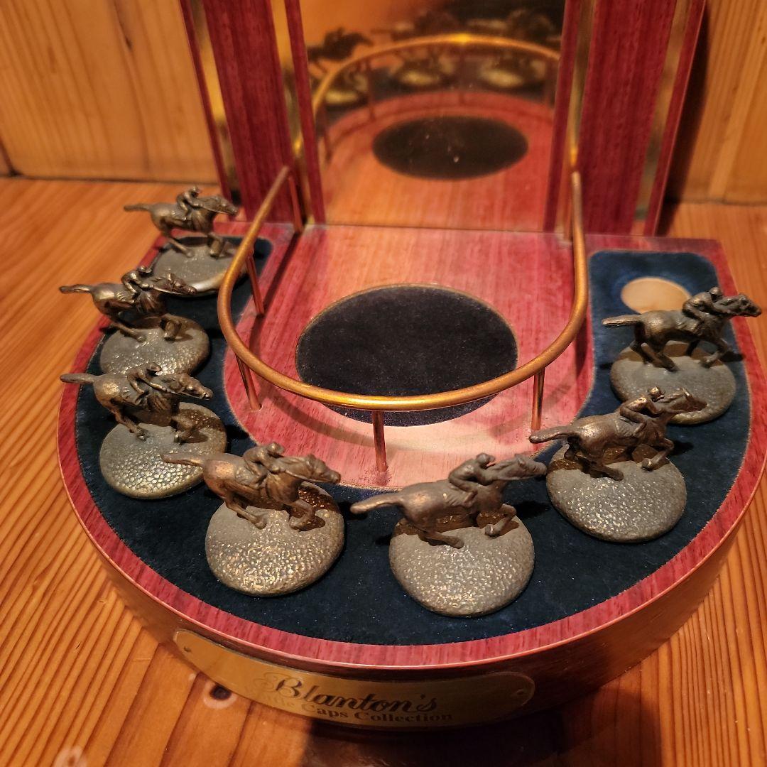 Blanton's ボトルキャップコレクション台座　背面付き