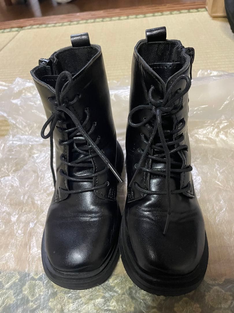 袴（110）とブーツ