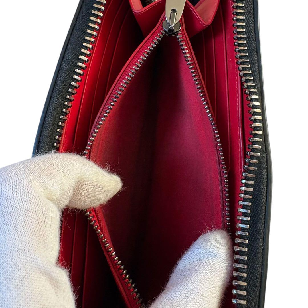 近年モデル　美品　クリスチャンルブタン　長財布　ラウンドファスナー　レザー　赤