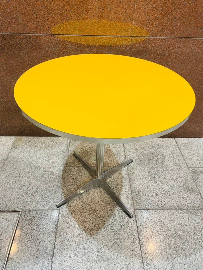 イエロー ラウンドテーブル　円形テーブル ステンレス脚