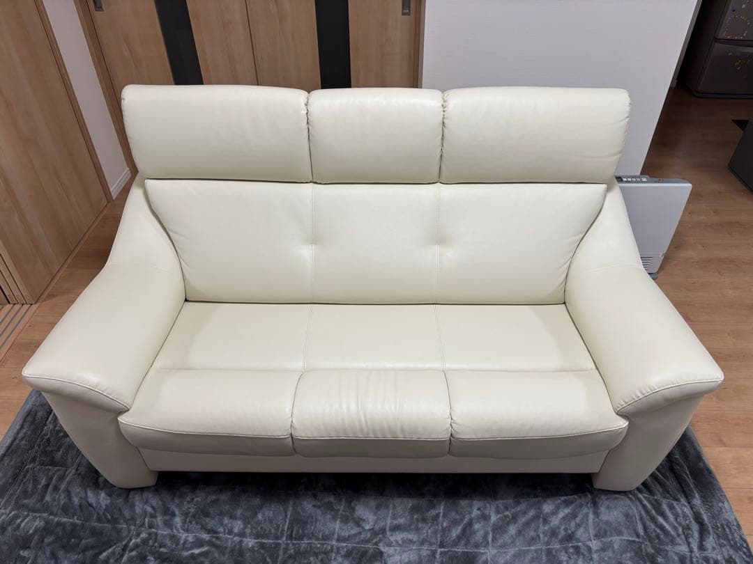 送料込み　ソフトレザーホワイト3人掛けソファ　東京インテリア