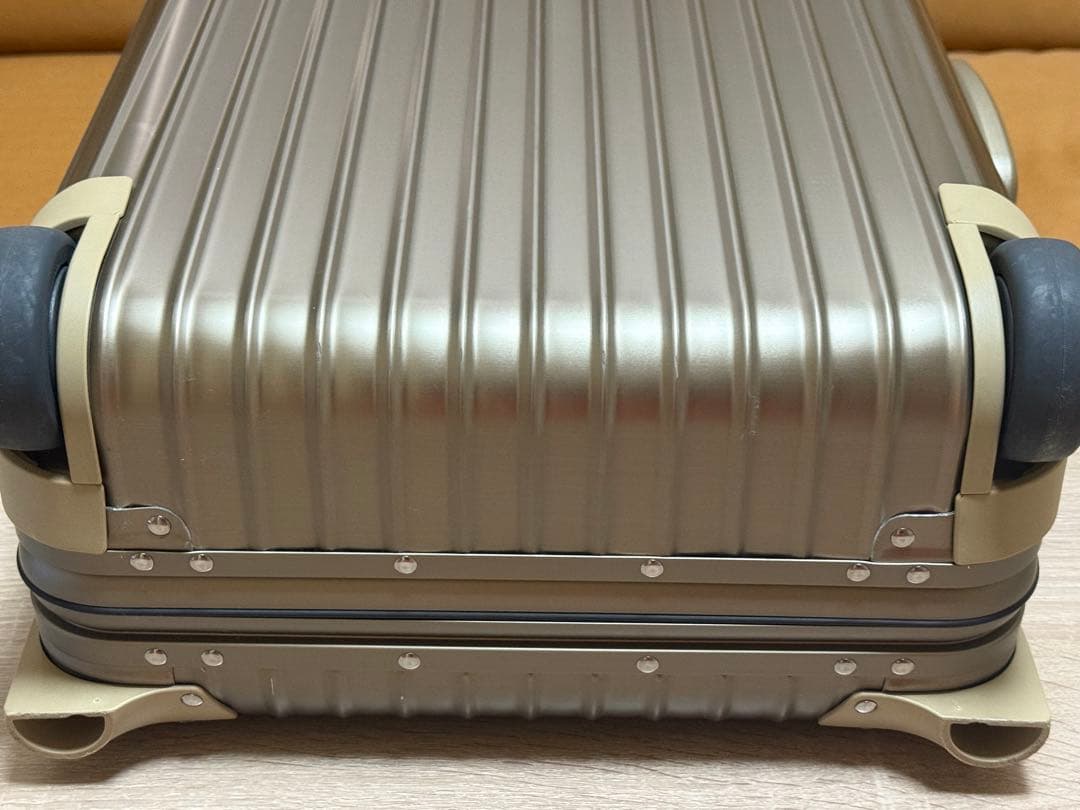 一回使用 リモワ トパーズ チタニウム 35L 機内持ち込み 超美品