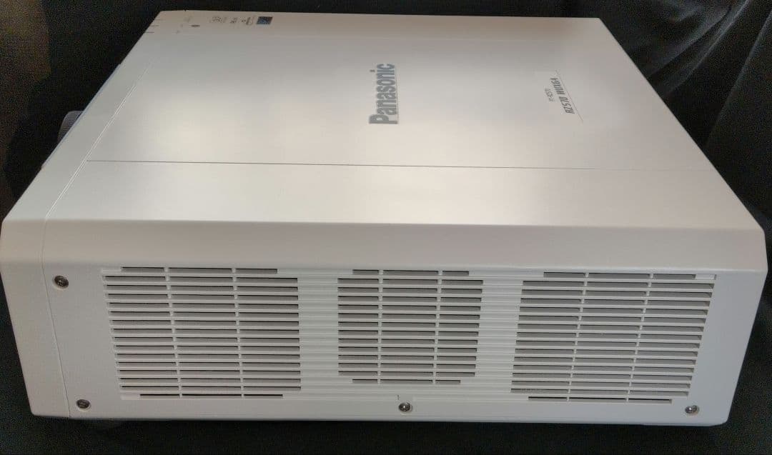 S*3様 Panasonic PT-RZ570J プロジェクター