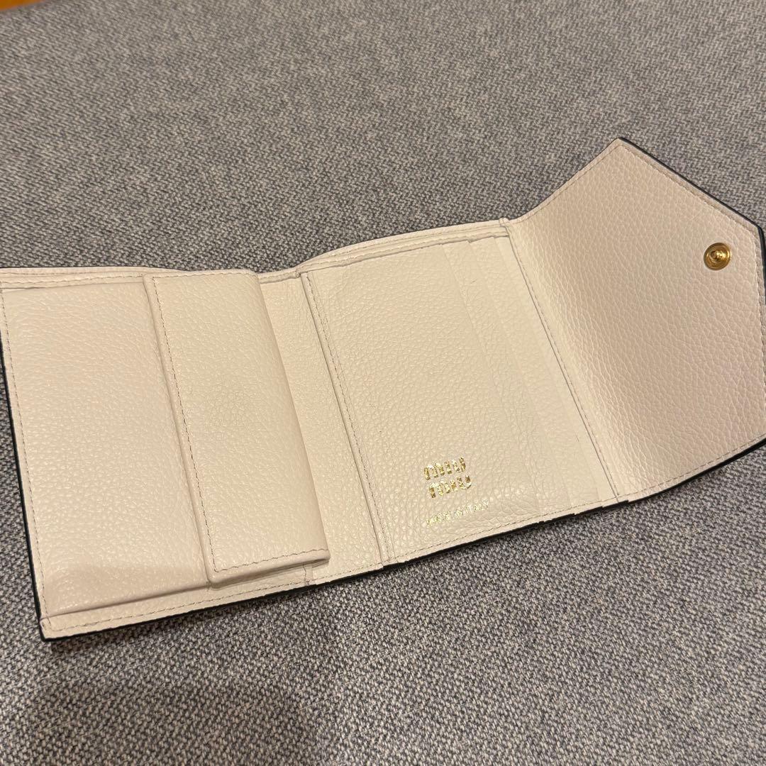 miu miu アイボリー 二つ折り財布