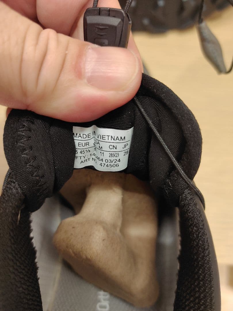 新品未使用！箱・タグ付き　Salomon GORE-TEX スニーカー ブラック