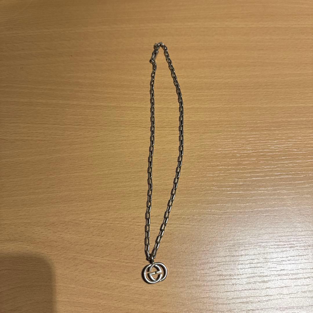 GUCCI シルバー チェーンネックレス 円形ロゴ