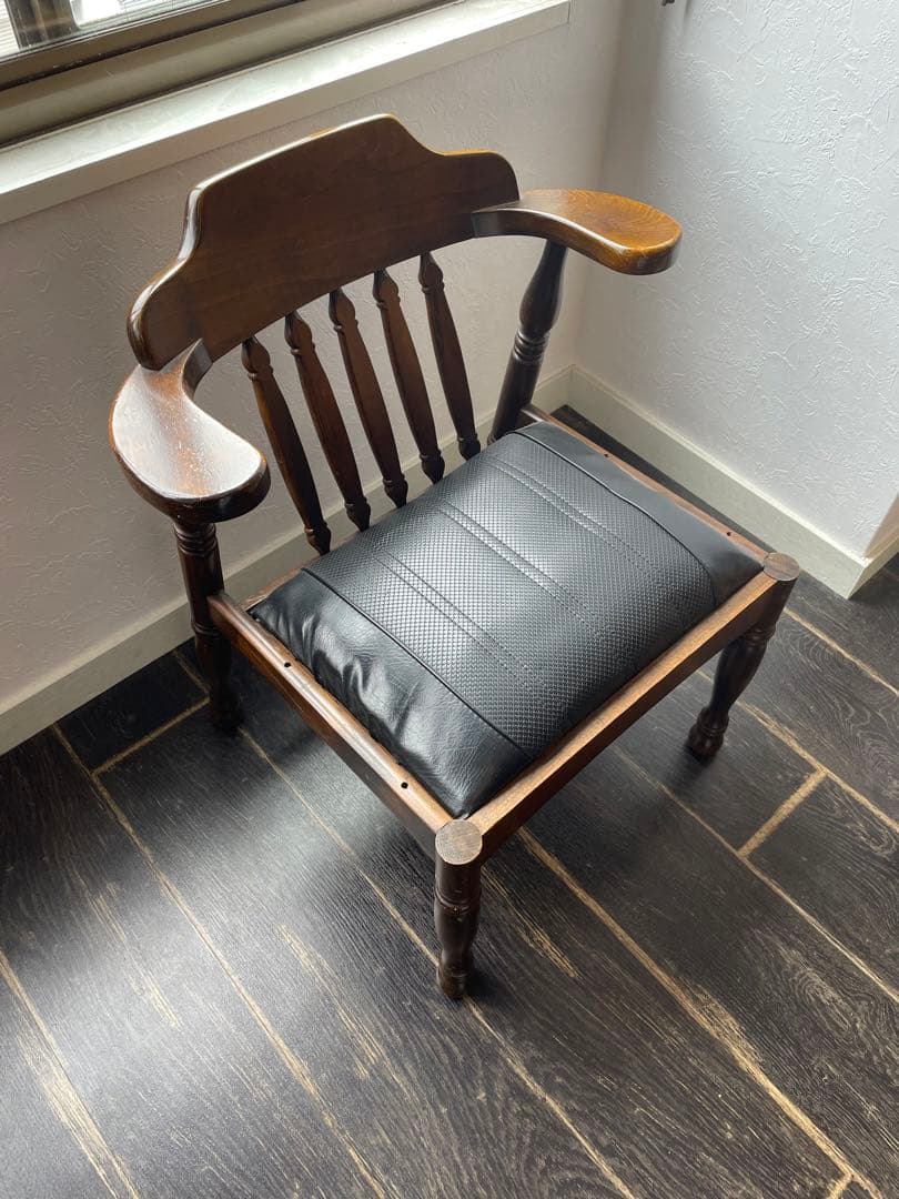 アンティーク 木製アームチェア 黒クッション