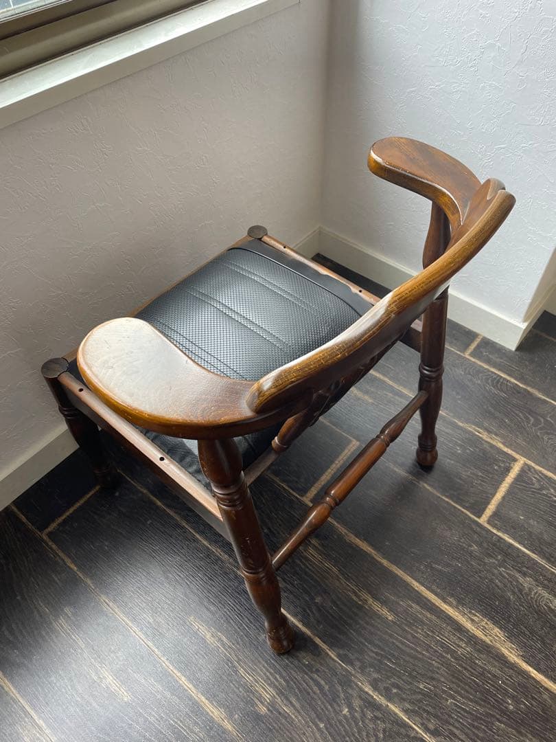 アンティーク 木製アームチェア 黒クッション