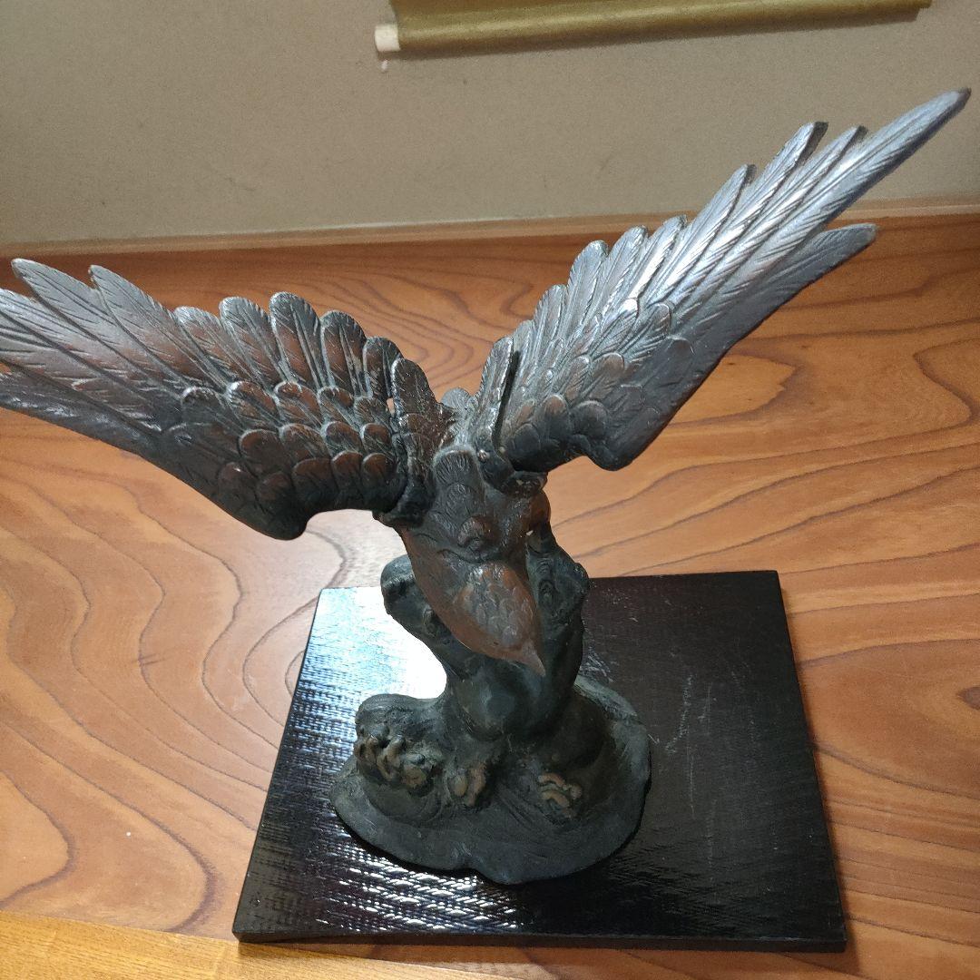 昭和レトロ　アンティーク　骨董品　台座付き！鋭い目つきの鷹の置物　金属製