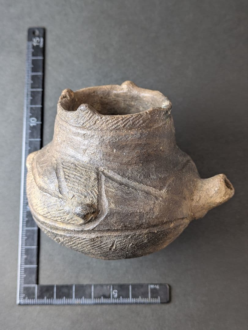 R2 いちばんページです。津軽市木造亀ケ岡遺跡出土品縄文晩期 高さ約8㌢！