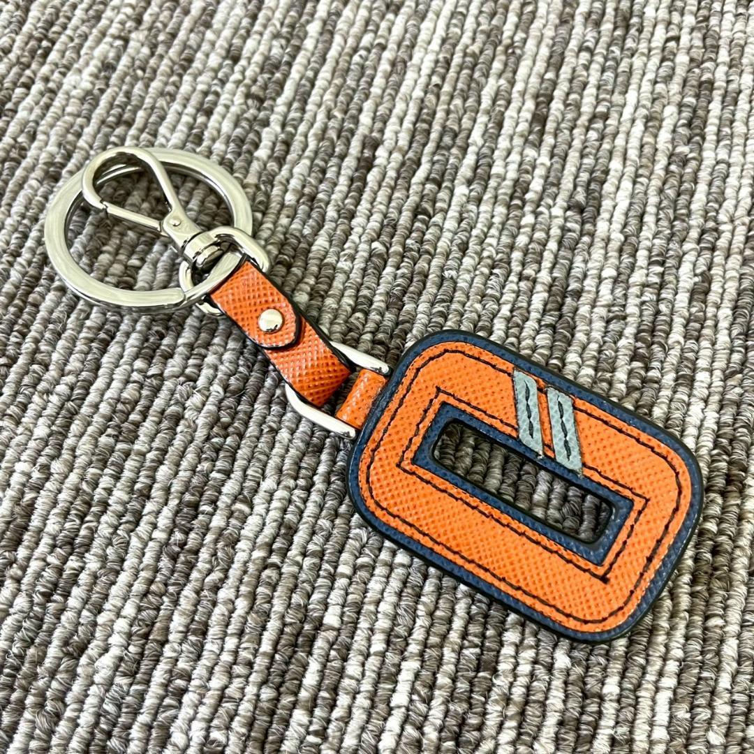 美品　PRADA　プラダ　チャーム　オレンジ　キーホルダー　ロゴ
