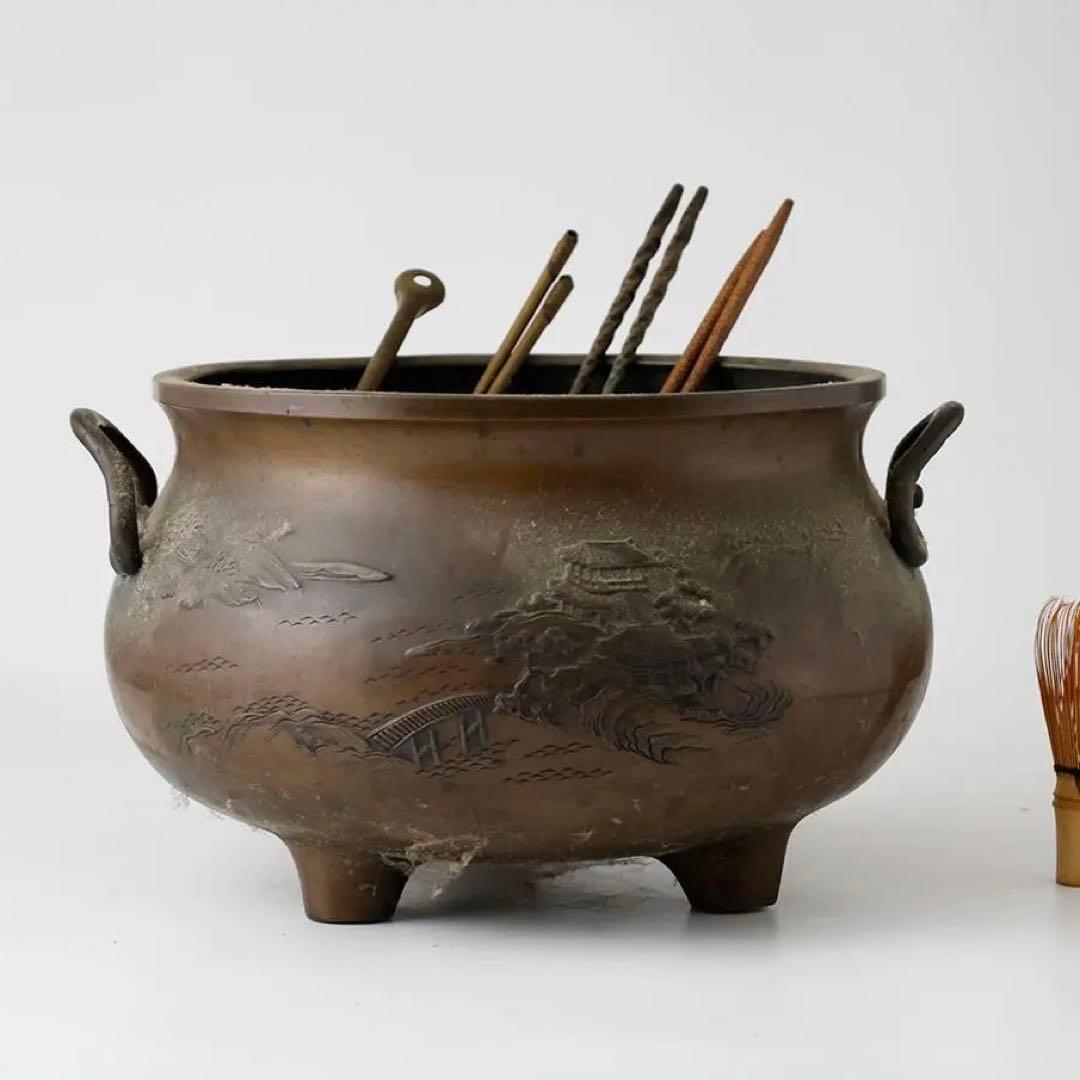 時代年代物 古銅 三つ足 火鉢 瓶掛 盛上 山水楼閣 青海波 図 五徳 火箸