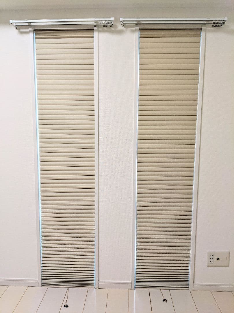 遮光・遮熱ハニカム構造の小窓用シェード