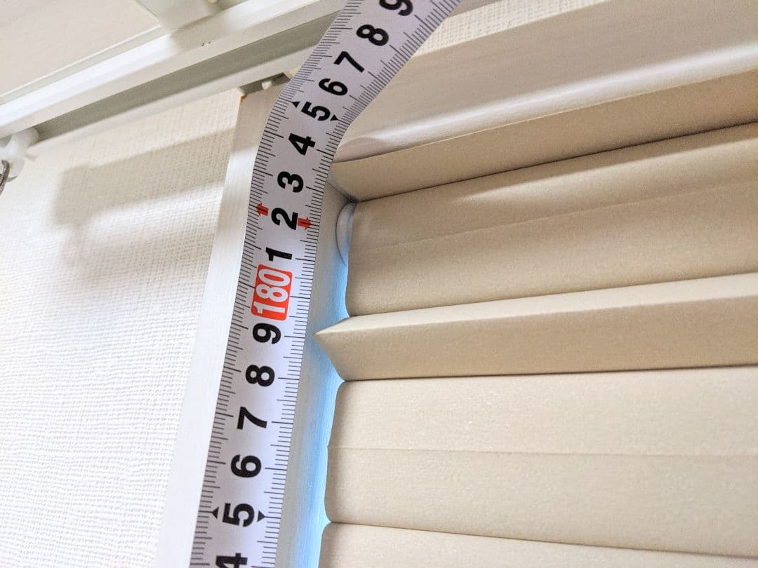 遮光・遮熱ハニカム構造の小窓用シェード