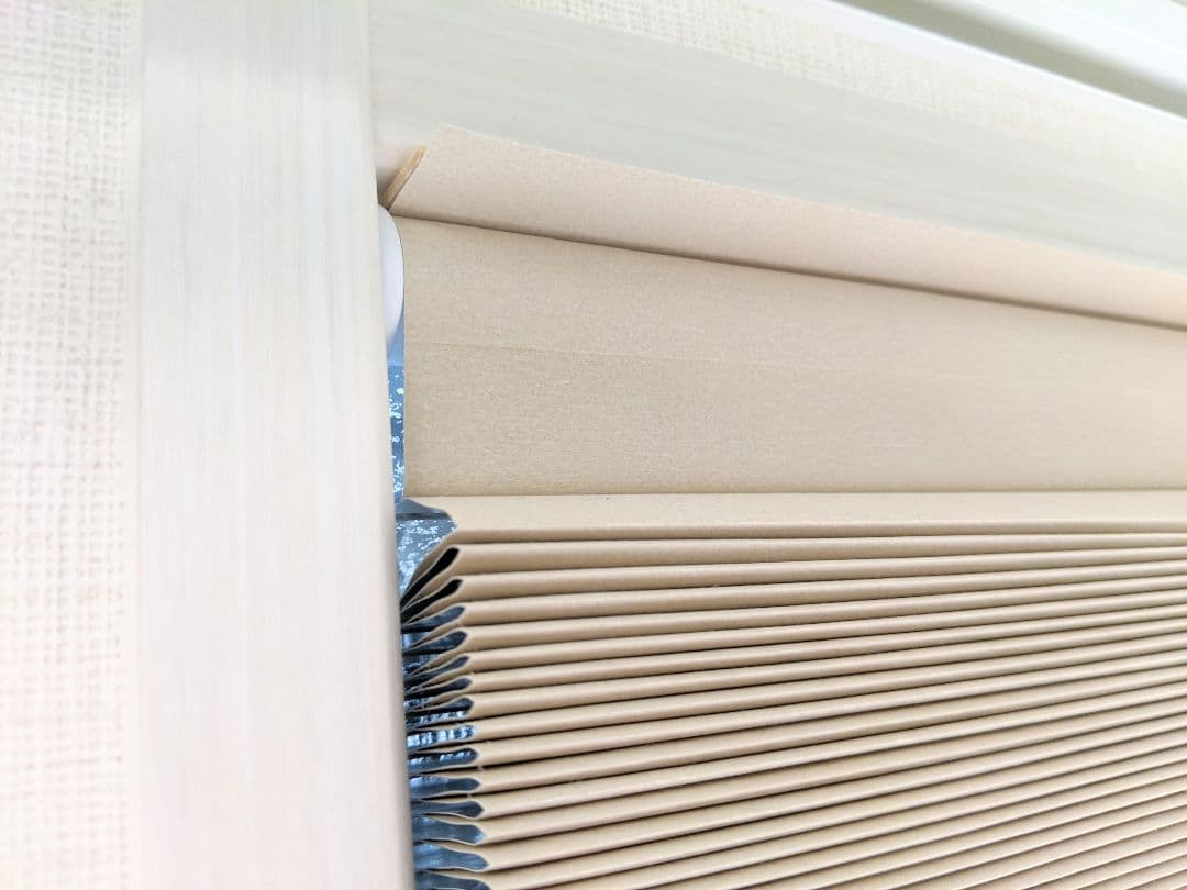 遮光・遮熱ハニカム構造の小窓用シェード