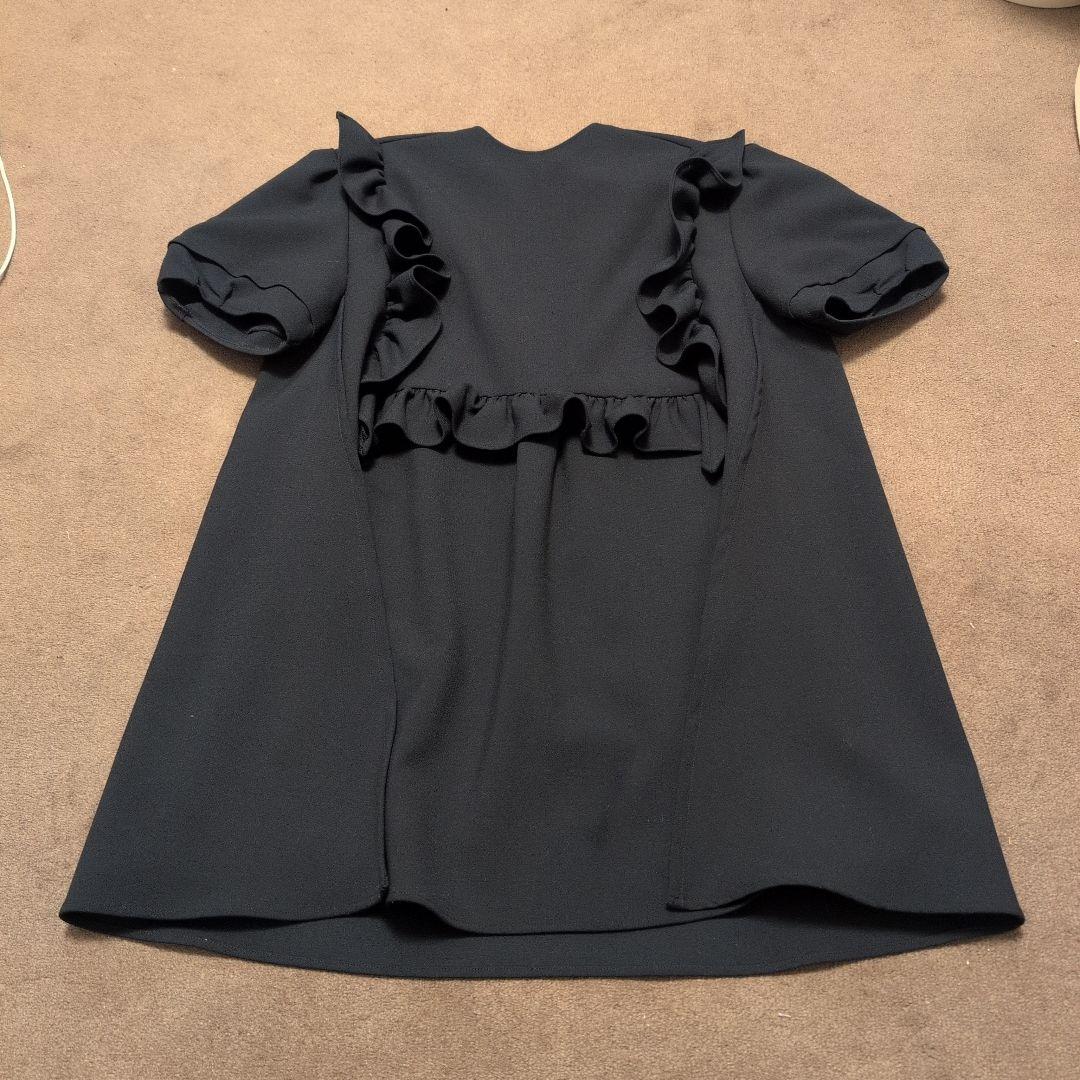 美品yokochan ヨーコチャンフリル付き黒半袖トップス