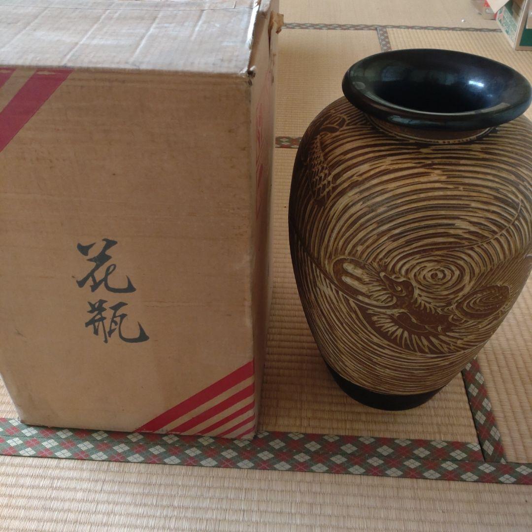 手彫り模様の陶器花瓶 中型
