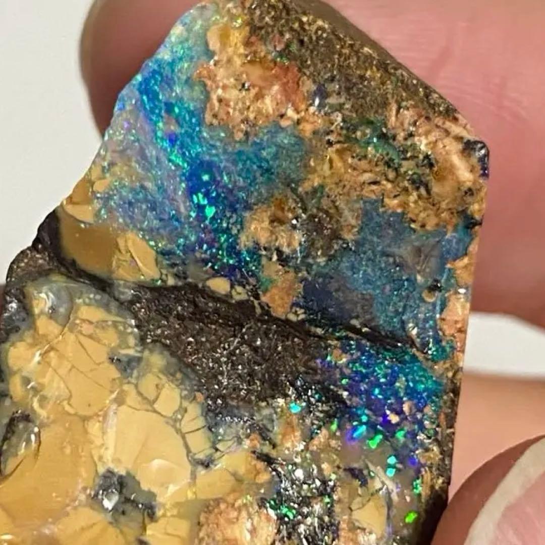 ボルダーオパール　母岩付き原石　59.5ct