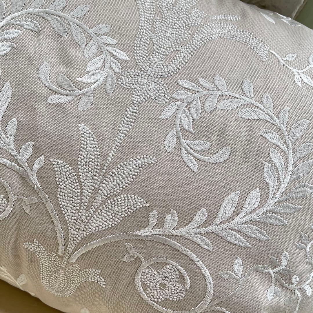 イギリス直輸入　旧ローラアシュレイ フェザークッション　新品　ジョゼッテ刺繍