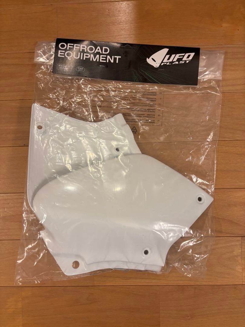 新品未開封　XR250R／XR400R用　サイドカバー　UFO製