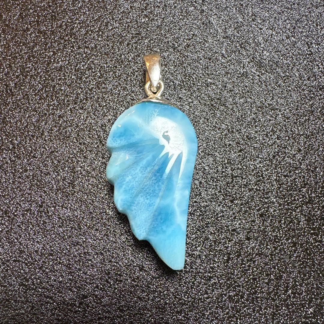 天然石　ラリマー　ドミニカ共和国産　羽根のペンダントトップ