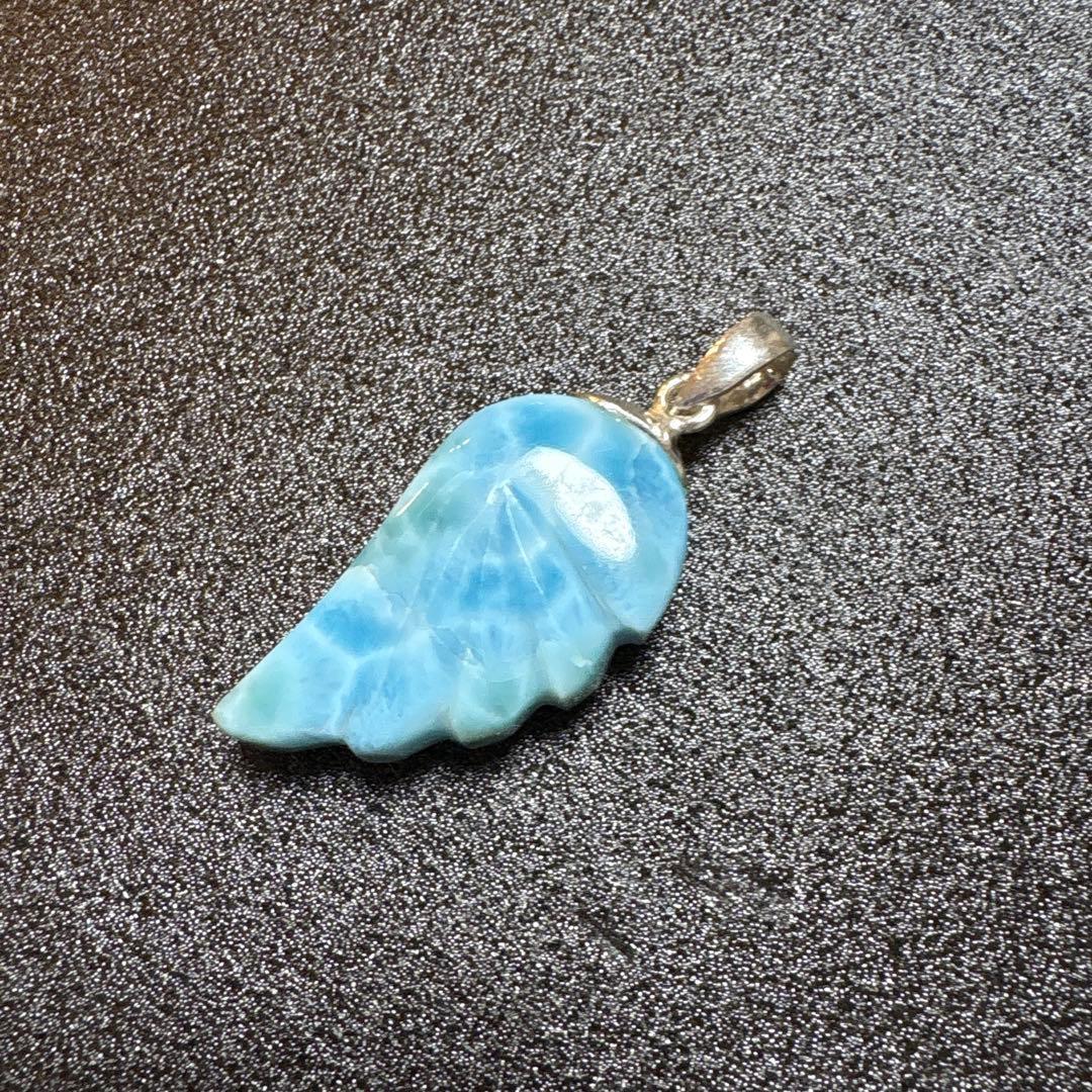 天然石　ラリマー　ドミニカ共和国産　羽根のペンダントトップ