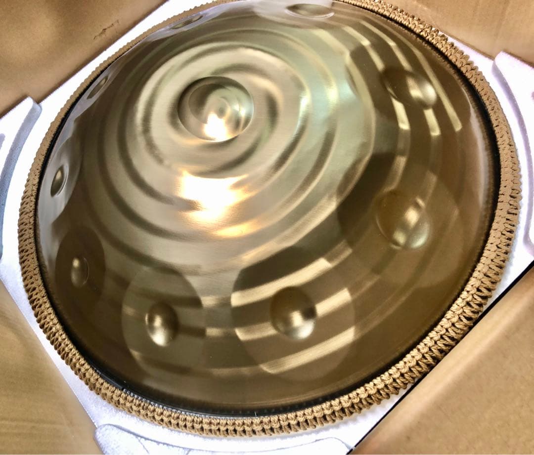 ハンドパン　56センチ10音A＝432Hz美しいゴールドの渦巻き模様　Dマイナー