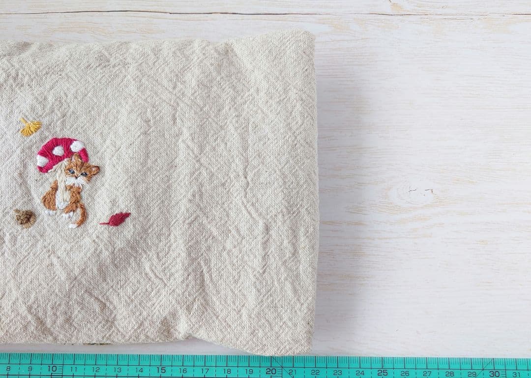 手刺繍入あずき/小豆のお腹ピロー【三毛猫の秋の収穫】