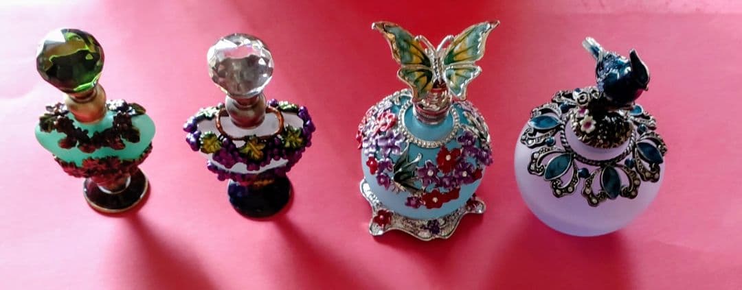 ショ一ケース入り装飾香水瓶、小物入れ