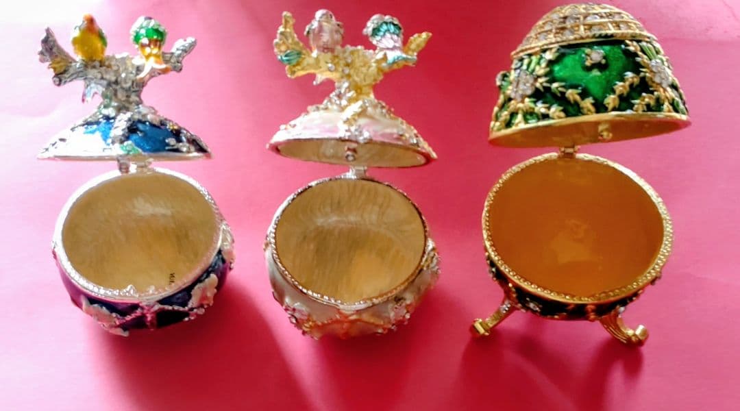 ショ一ケース入り装飾香水瓶、小物入れ