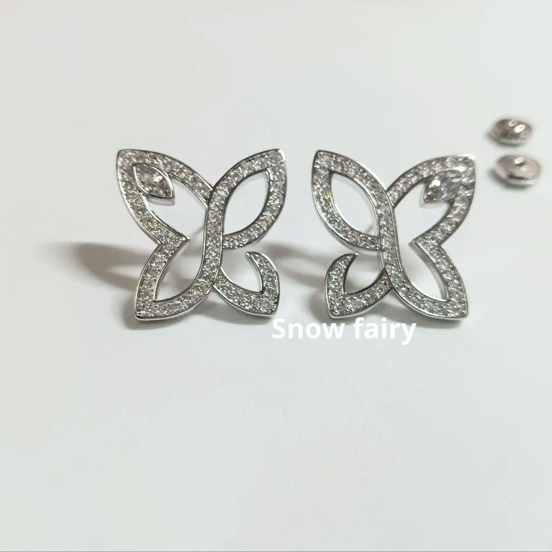 百合　リリークラスター　ホワイトゴールドカラー　ピアス