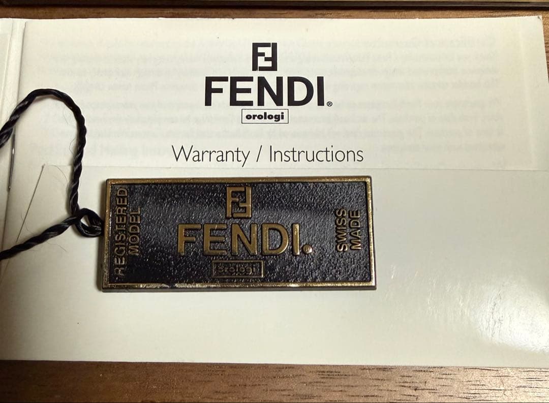 FENDI クォーツバングル腕時計 文字盤シェルホワイト シルバー 未使用可動品