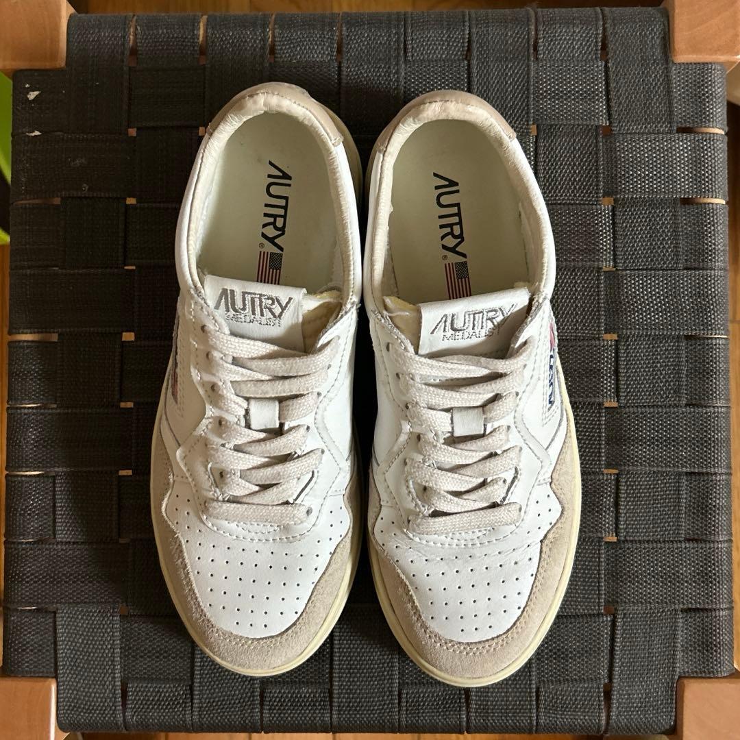 AUTRY MEDALIST LOW ホワイト×ベージュ