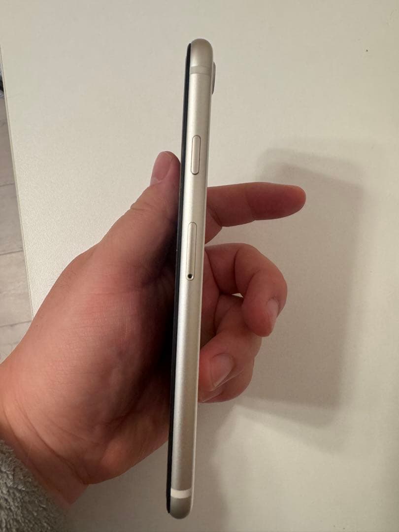 【ジャンク】iPhone SE (第3世代) 128GBスターライトSIMフリ-