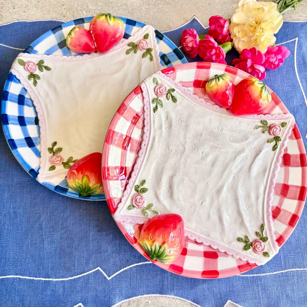レースハンカチ苺プレート　2枚　皿　食器　メルヘン　赤　青　いちご　ヴィンテージ