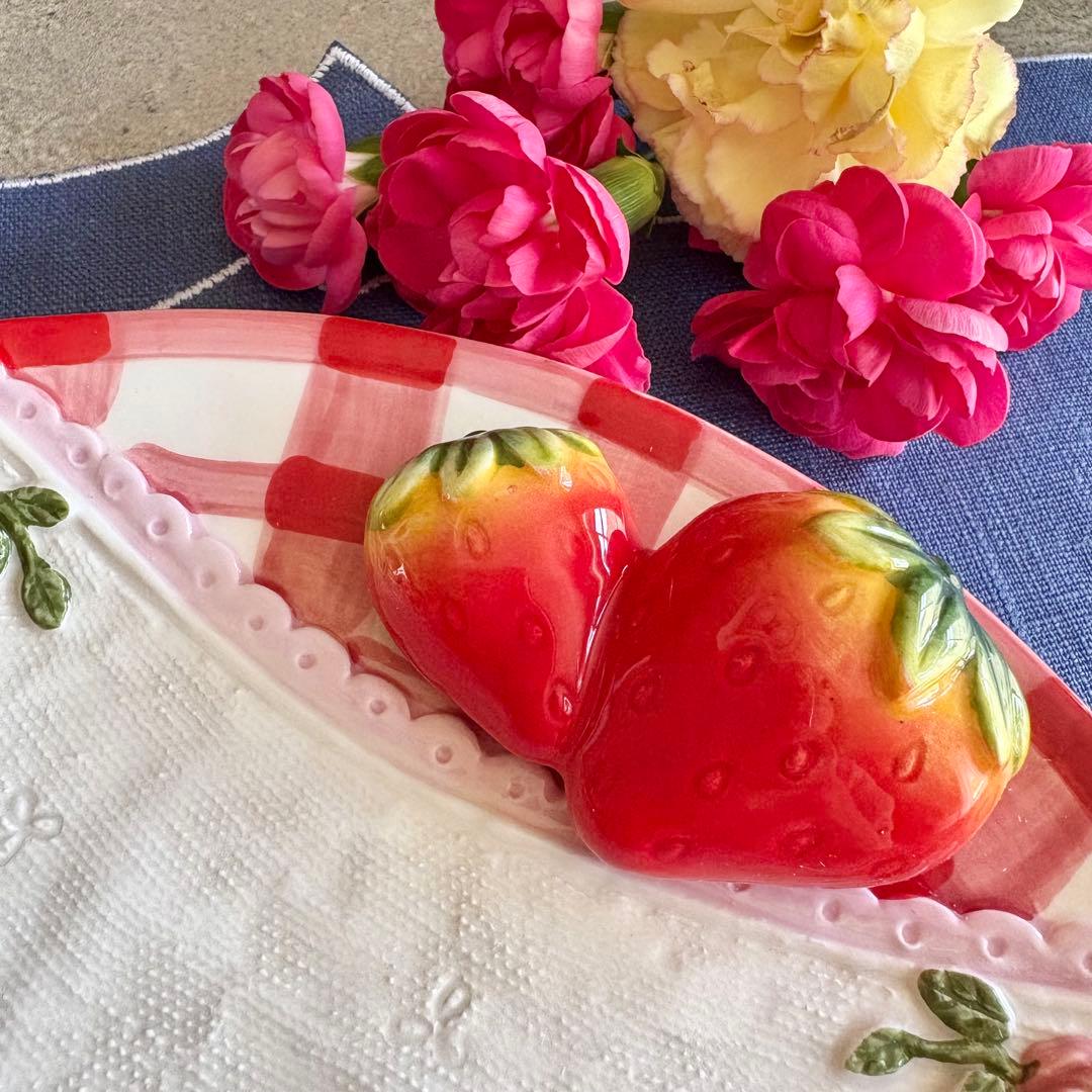 レースハンカチ苺プレート　2枚　皿　食器　メルヘン　赤　青　いちご　ヴィンテージ