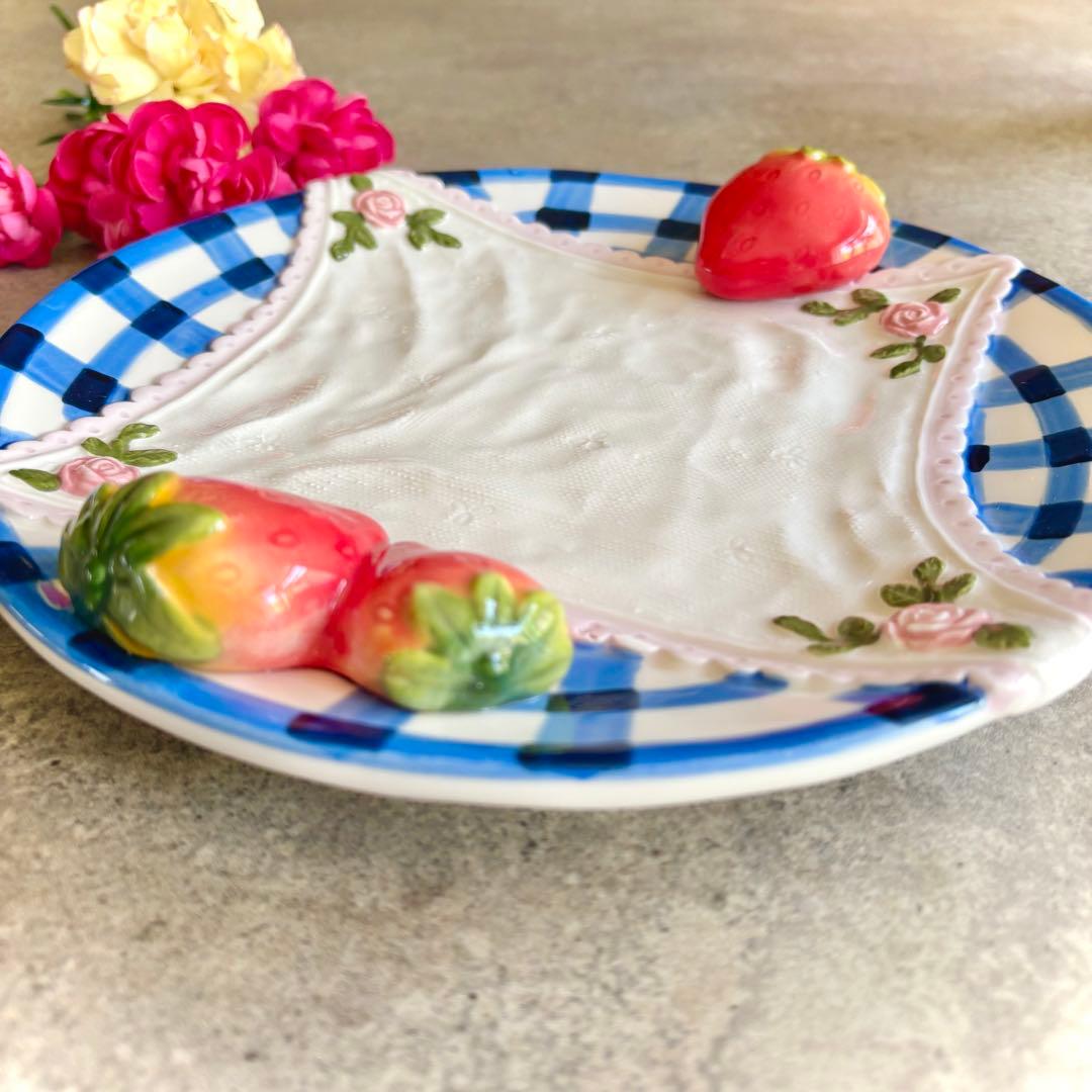 レースハンカチ苺プレート　2枚　皿　食器　メルヘン　赤　青　いちご　ヴィンテージ