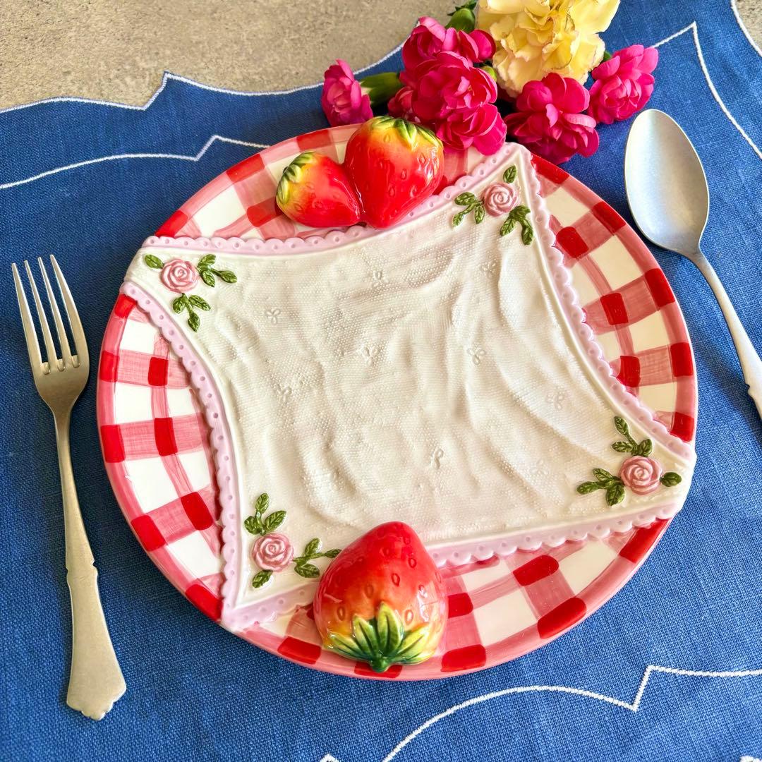 レースハンカチ苺プレート　2枚　皿　食器　メルヘン　赤　青　いちご　ヴィンテージ