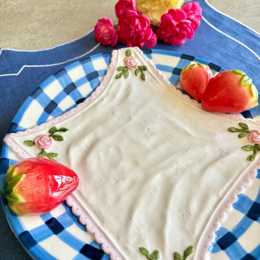 レースハンカチ苺プレート　2枚　皿　食器　メルヘン　赤　青　いちご　ヴィンテージ