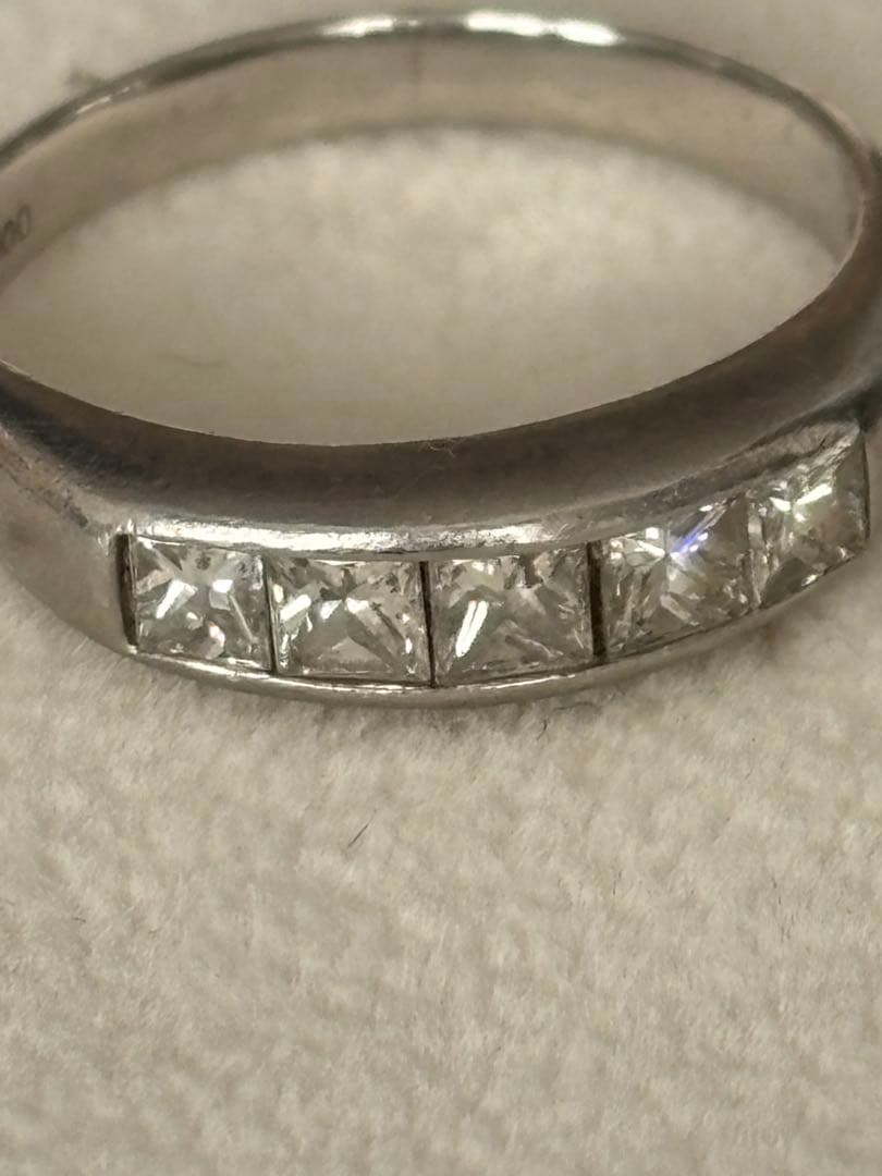 プリンセスカットダイヤモンドリング　なみです。