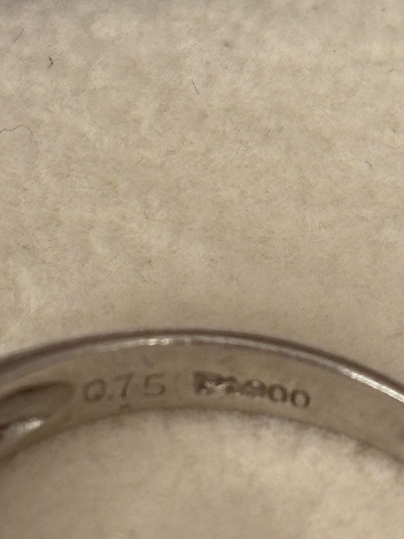 プリンセスカットダイヤモンドリング　なみです。