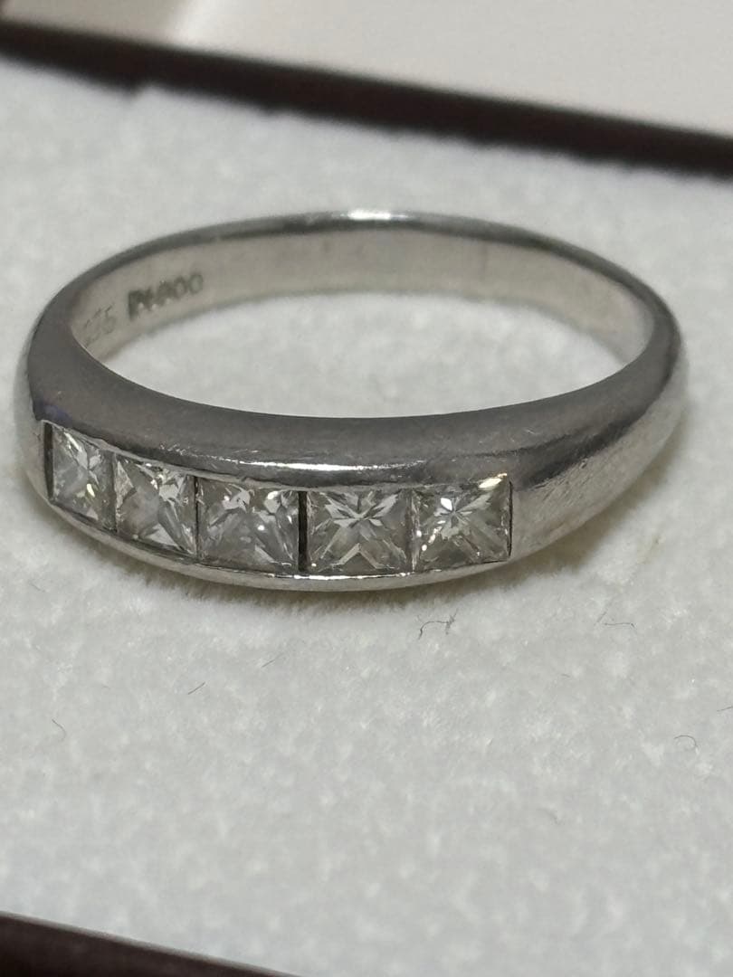 プリンセスカットダイヤモンドリング　なみです。