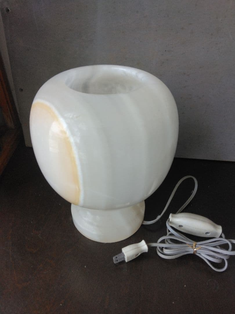 大理石でできた電気スタンド