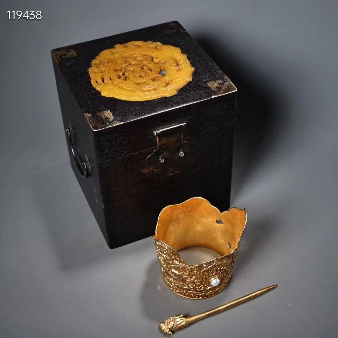 中国古美術· 珍品旧蔵収純銅高浮彫刻鎏金官帽,箱付き文房具·置物·賞物·稀少品