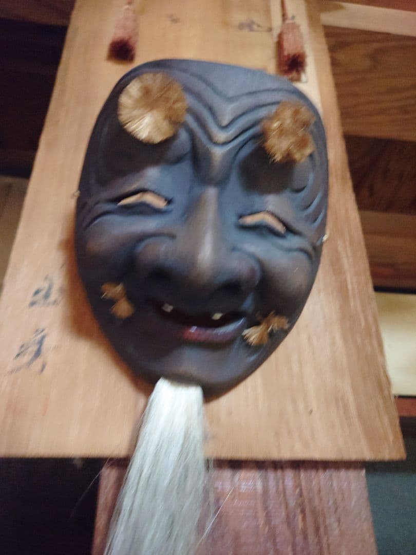 黒色の木製能面 微笑み